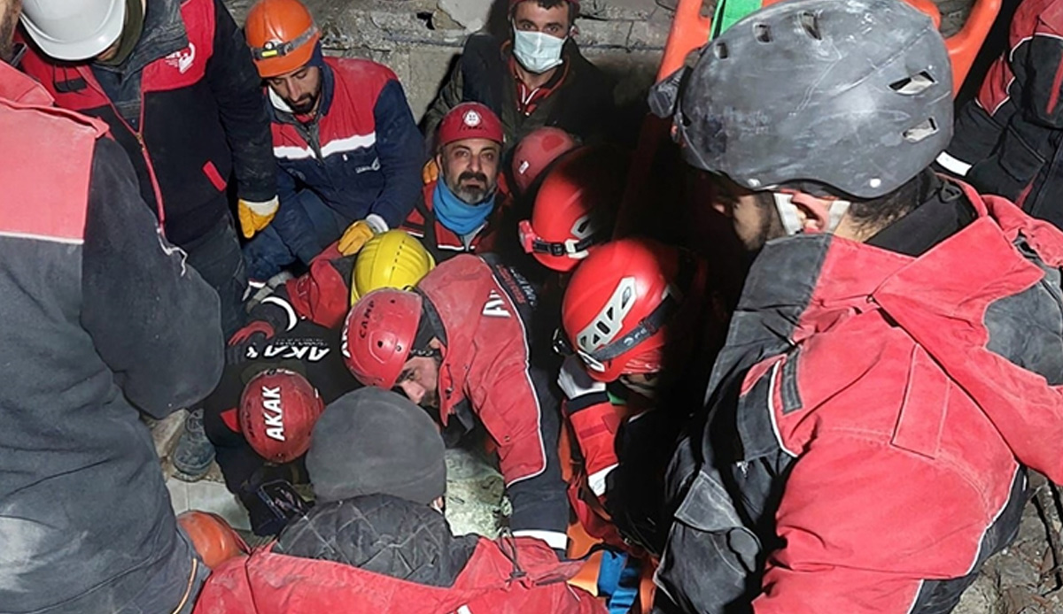 Enkaz altından çıkarılan 13 yaşındaki kız 'iğne yapmayın' dedi