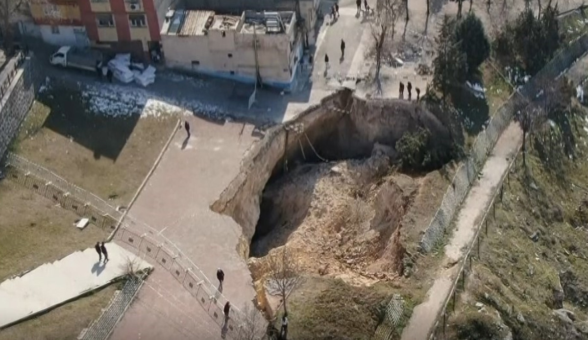 Gaziantep'te deprem sonrası tüyler ürperten görüntü! Dev obruk görenleri dehşete düşürdü: Ne varsa yuttu