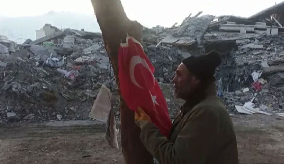 Tüyler diken diken oldu! Depremzede bayrağı öptü ‘Vatansız bırakma Ya Rab!’ diye ağladı
