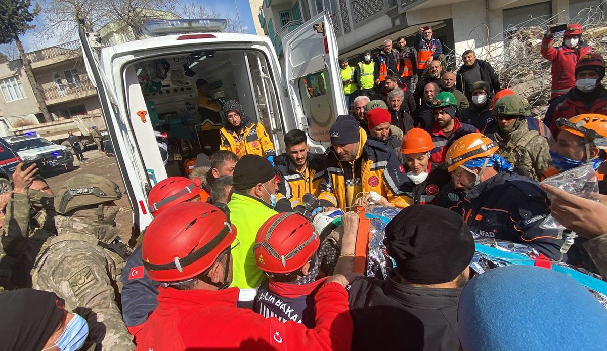 Cemile Teyze 227'nci saatte enkazdan sağ çıkarıldı