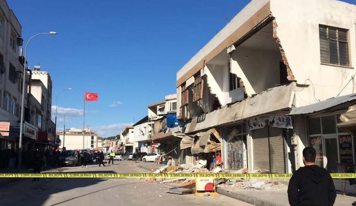 Depremde hasar alan 2 katlı binanın ön yüzü çötü! Şoke eden olay ortaya çıktı