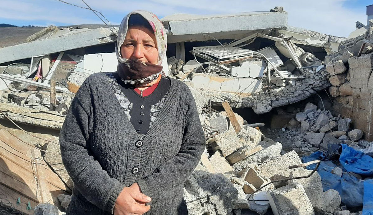 Sürünerek giriyor, ölümü göze alıp enkazın altındaki ineğini besliyor