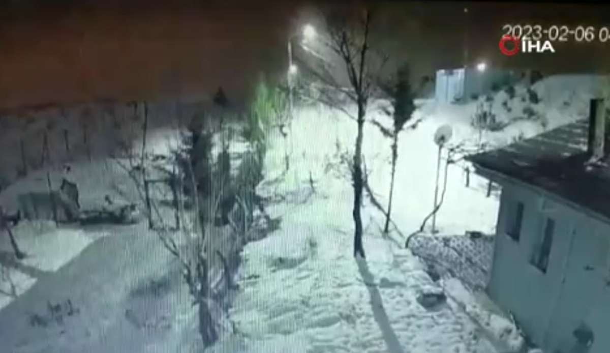 Felaketin yeni görüntüleri tüyler ürpertti! Yer beşik gibi sallandı, kendilerini dışarı atanlar yürümekte zorluk çekti: O anlar kamerada görseli