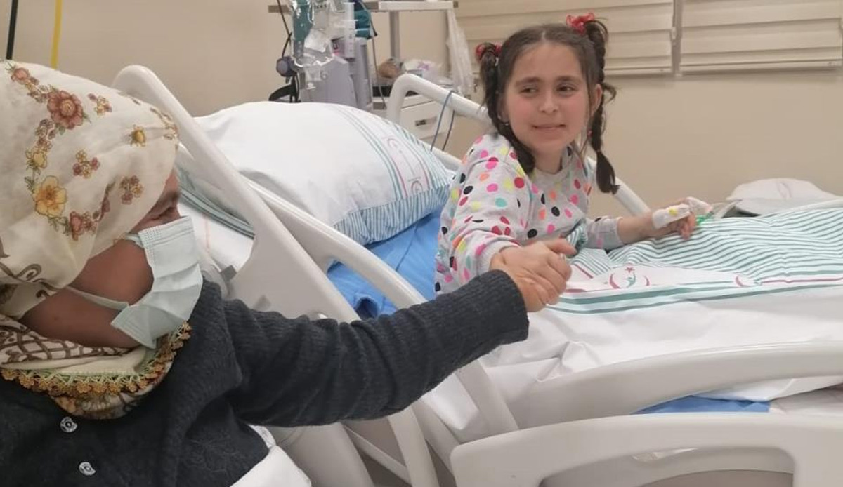 Enkazdan çıktı, anlattıkları ile tüyler diken diken oldu! 'Şehit zemzem verdi, kızımın başını okşadı ve kanaması durdu'