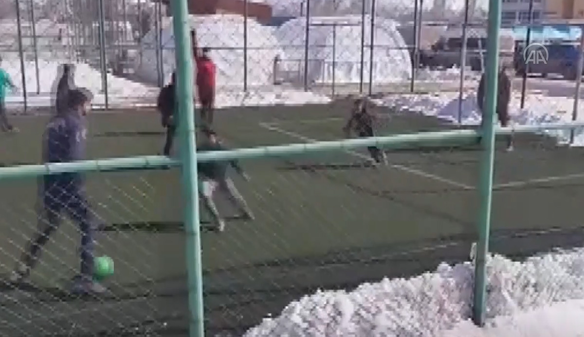 Mehmetçik'ten yürek ısıtan hareket: Depremzede çocuklarla maç yaptılar