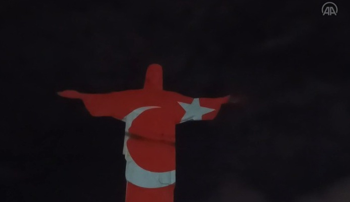 Brezilya'da 'Kurtarıcı İsa' heykeline Türkiye ve Suriye bayrakları yansıtıldı