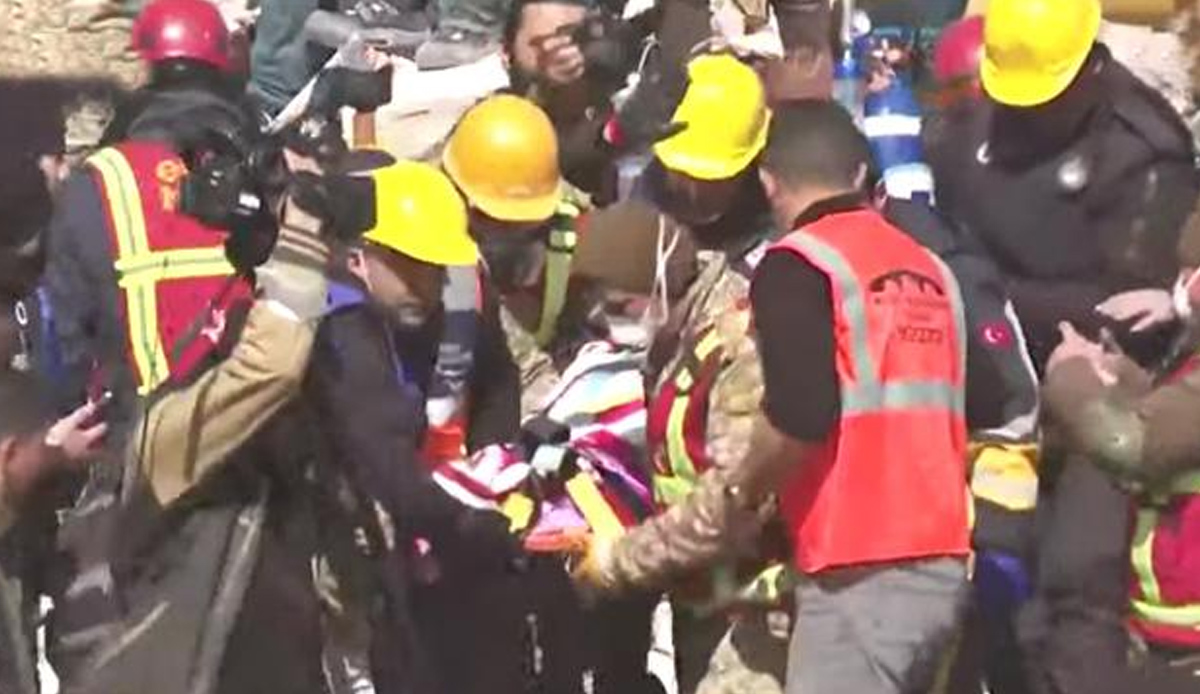 Hatay'da depremin 296. saatinde inanılmaz kurtuluş: 3 kişi daha enkazdan sağ çıkarıldı