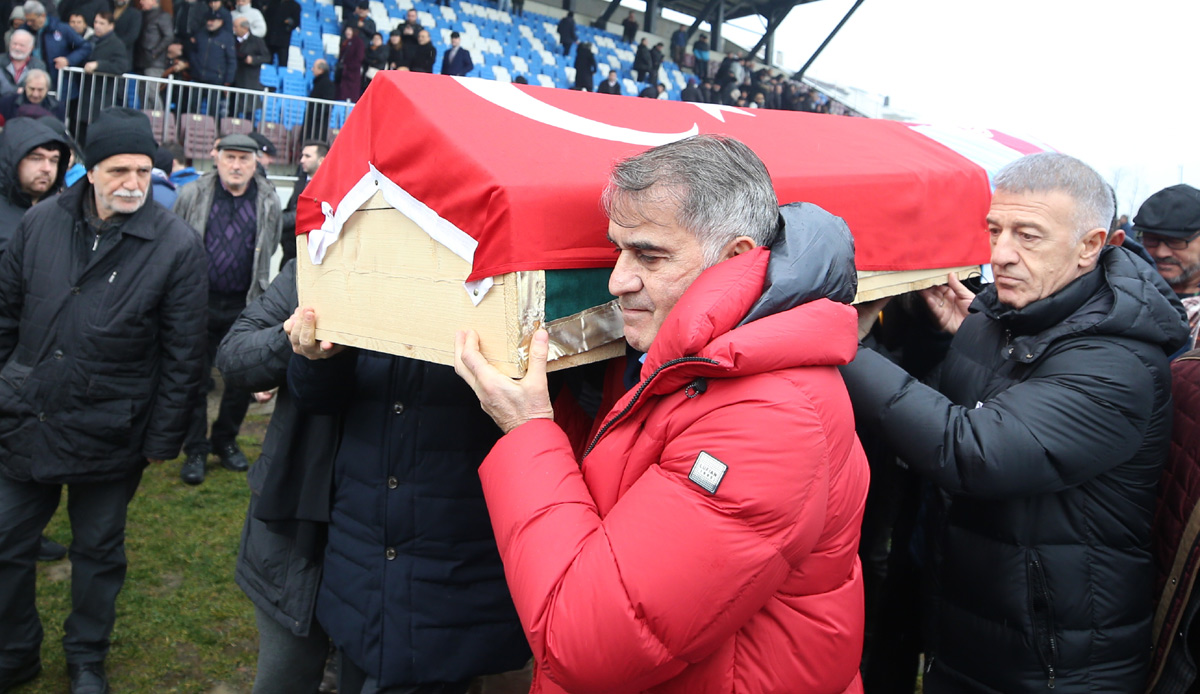 Trabzonspor efsanesi Ahmet Suat Özyazıcı'nın cenazesi Sülüklü Mezarlığı’nda toprağa verildi