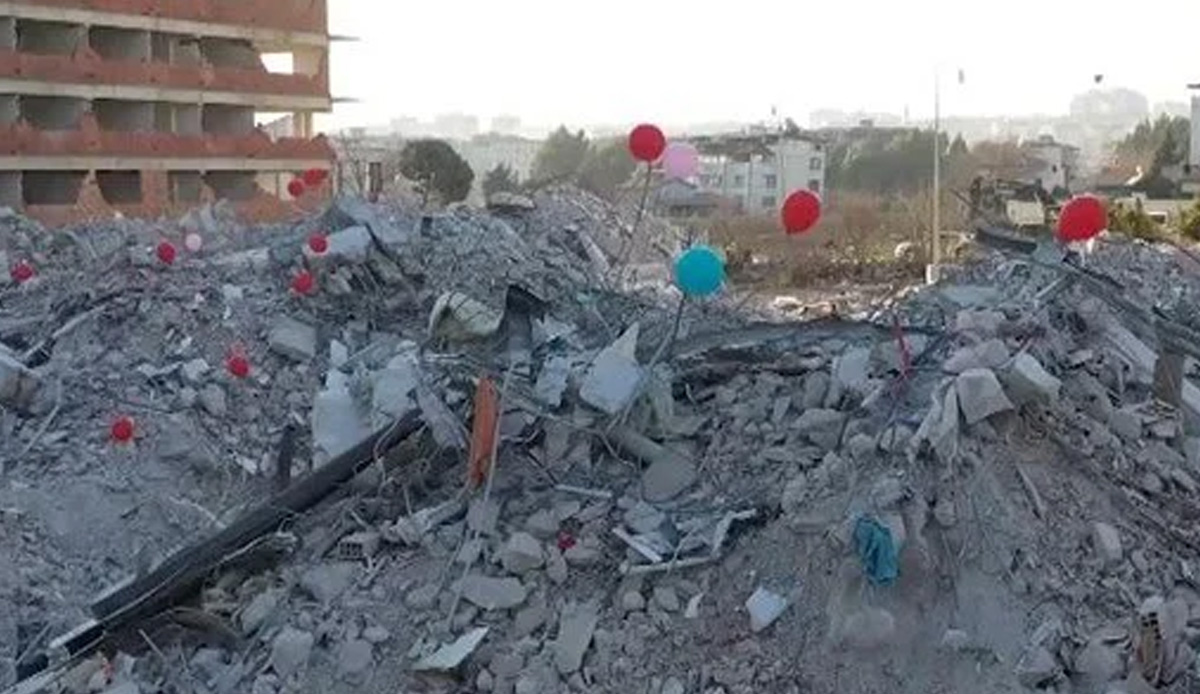Hatay'da anaokulunun enkazına renkli balonlar bağlandı