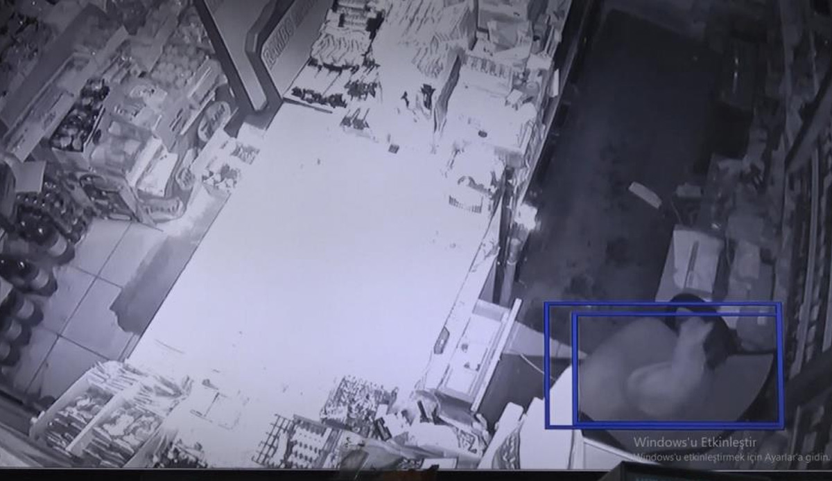 Asrın felaketinde 1 tonluk raf beşik gibi sallandı: O anlar kamerada