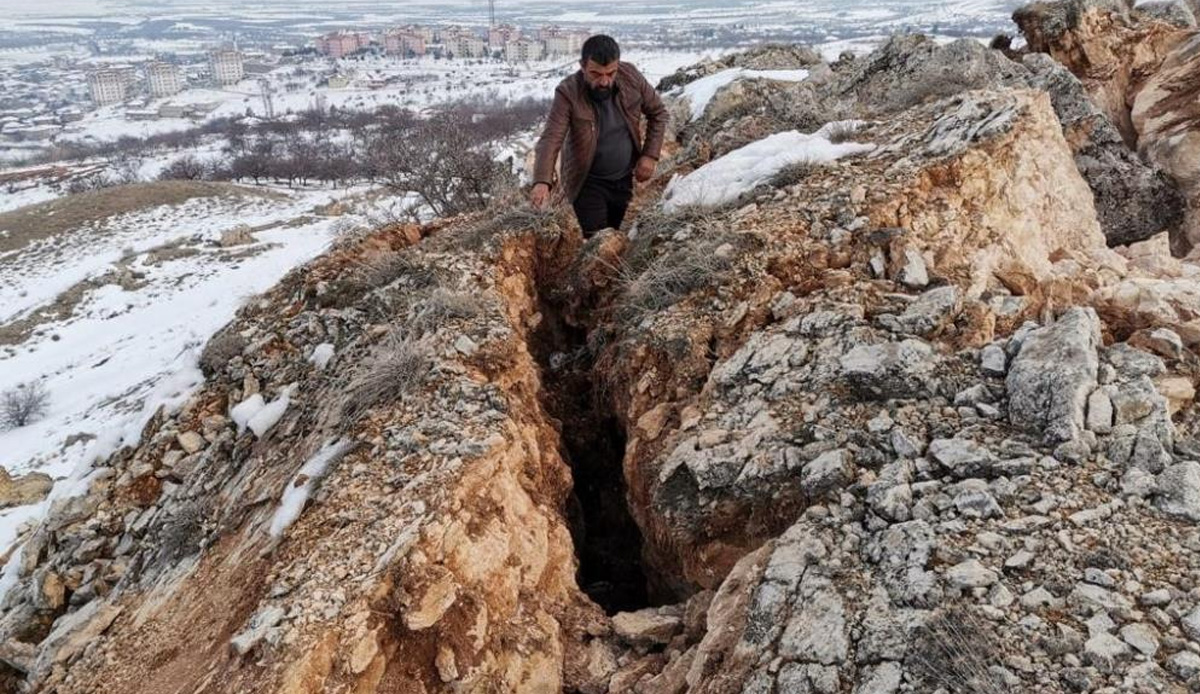 Depremde yıkılan evinin arkasındaki yarığı takip etti, gördüğü manzara ile şok oldu