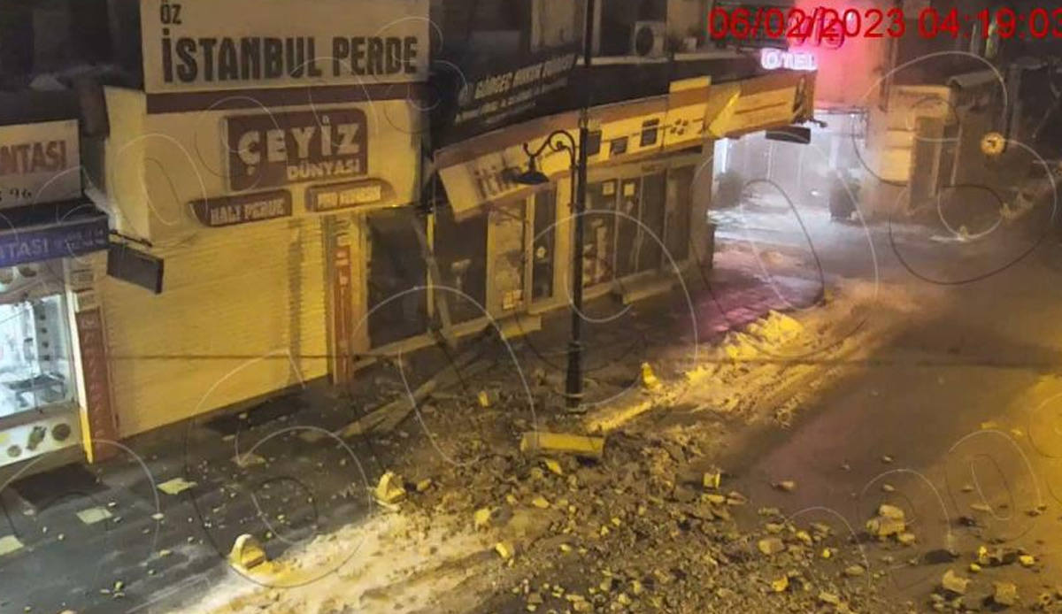 Depremden dehşet verici görüntüler! 1 kişi son anda kurtuldu, o anlar anbean kamerada