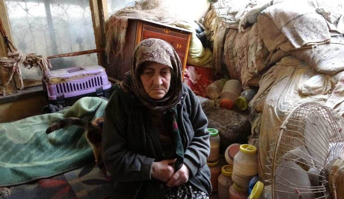 Vicdansızlığın böylesi! Depremzede Fatma teyze kapkaça uğradı, o anları gözyaşları içinde anlattı