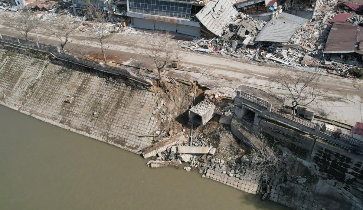 Deprem Hatay'daki Asi Nehri'ni de vurdu! Bazı kısımları çöktü