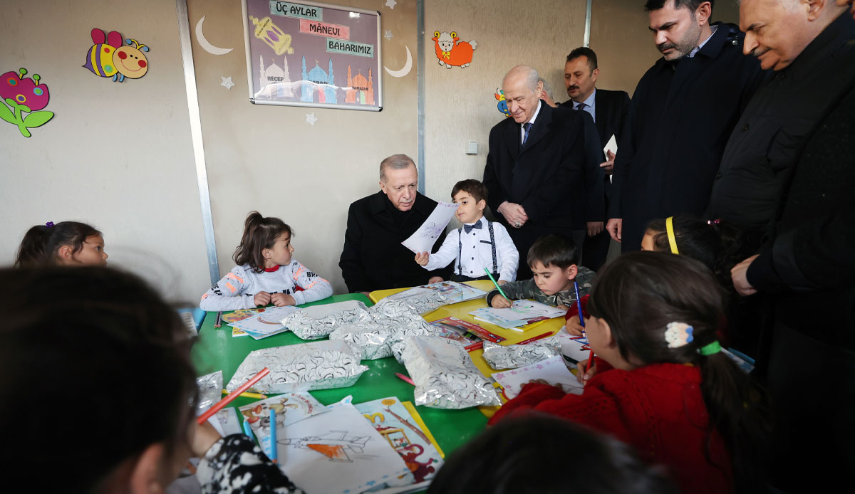 Cumhurbaşkanı Erdoğan ve Bahçeli, depremzede çocukları ziyaret etti