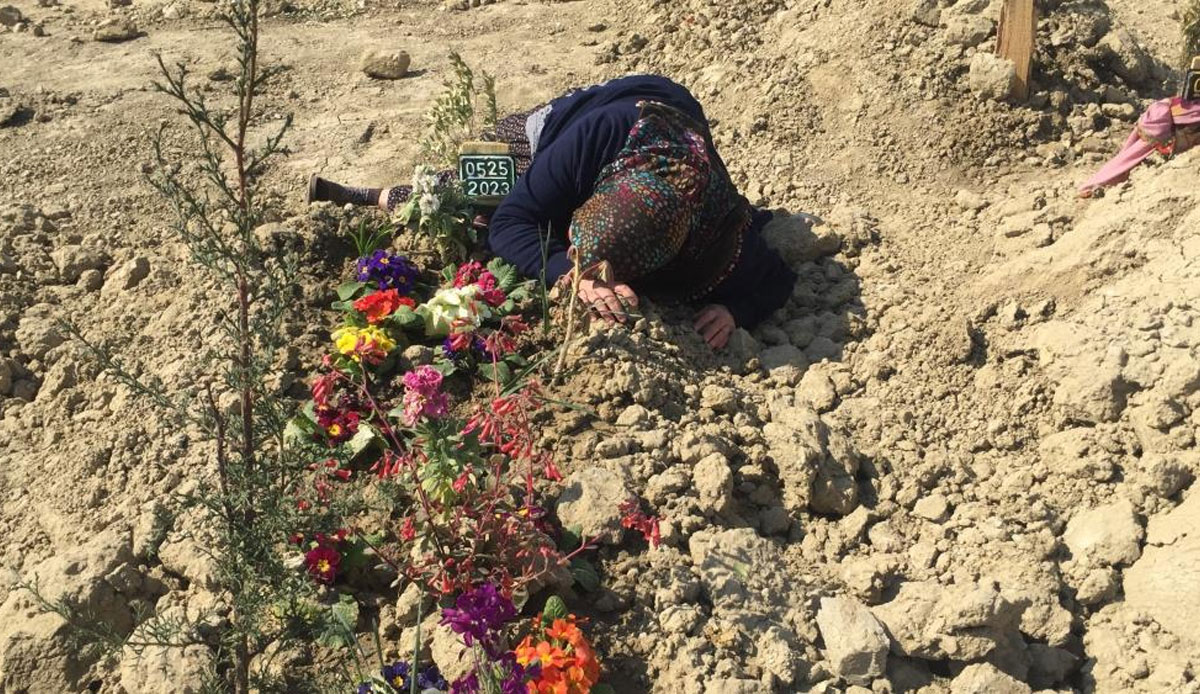 Depremde ailesini kaybeden annenin acı feryadı: Hanginize sarılayım, hasret gidereyim