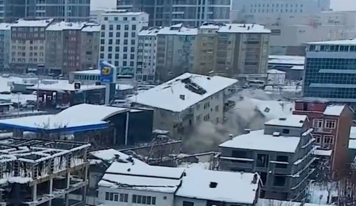 Malatya'da 2 bina peş peşe yıkıldı, o anlar Drone kamerasına yansıdı
