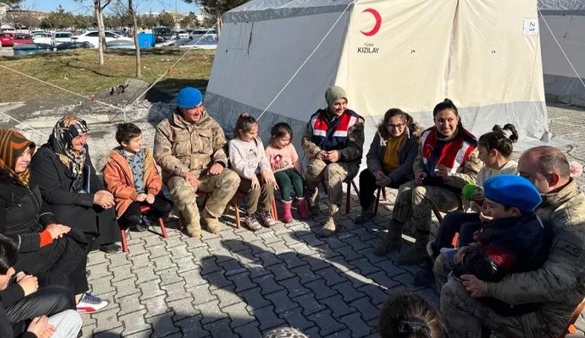 İyi ki varsın Mehmetçik: Minik gönüllere dokundular, hem neşe hem güven oldular