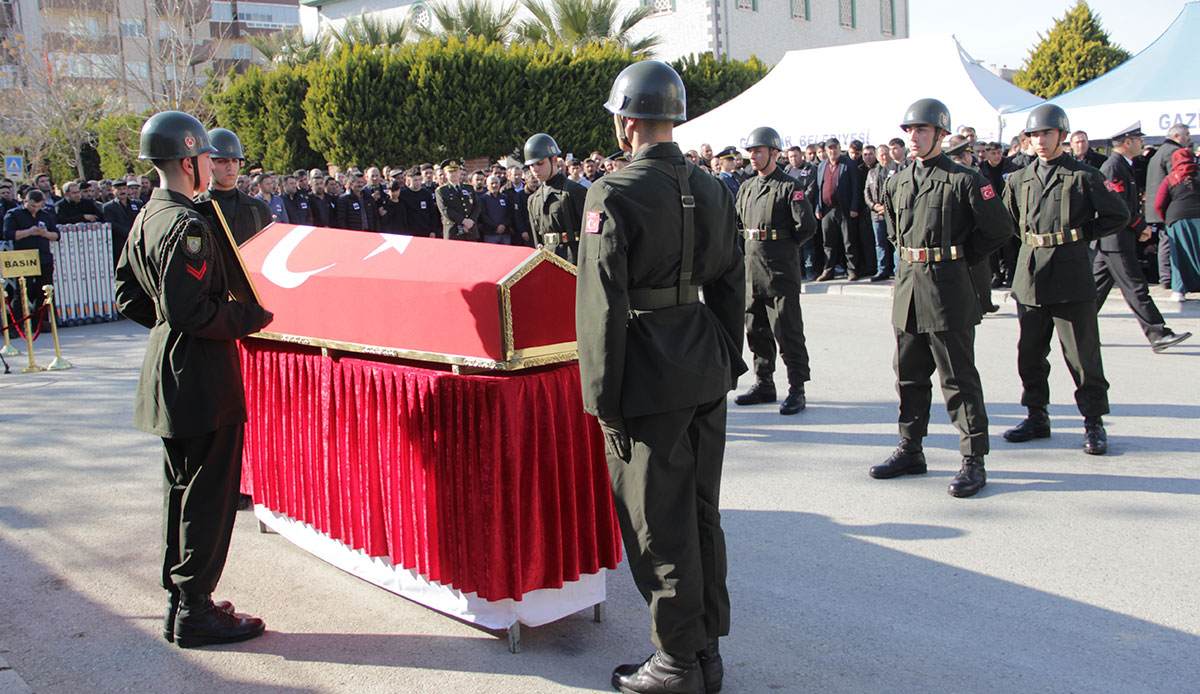 Şehide yürek yakan veda: Baba bizi bırakma