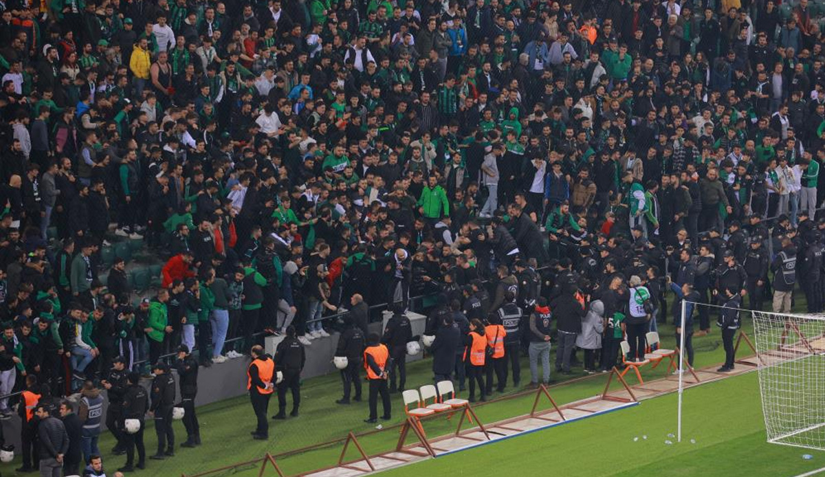Kocaelispor ile Sakaryaspor arasındaki depremzedelere yardım maçında arbede çıktı!