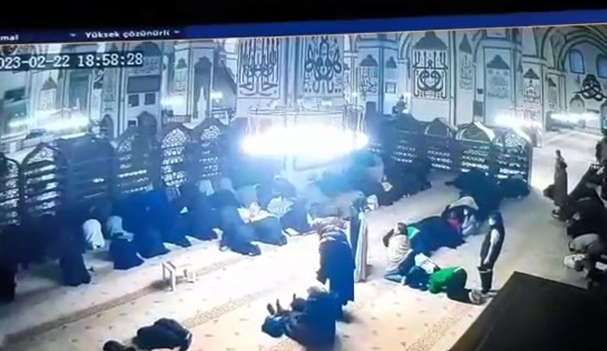 Tarihi Ulucami'de pes dedirten hırsızlık! Namaz kılar gibi yapıp telefonu çaldı: O anlar kamerada
