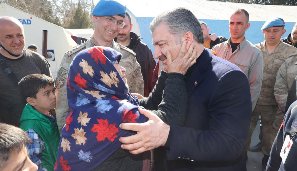 Depremzede yaşlı kadından Bakan Koca'ya teşekkür: Geldin yüzümüzü güldürdün
