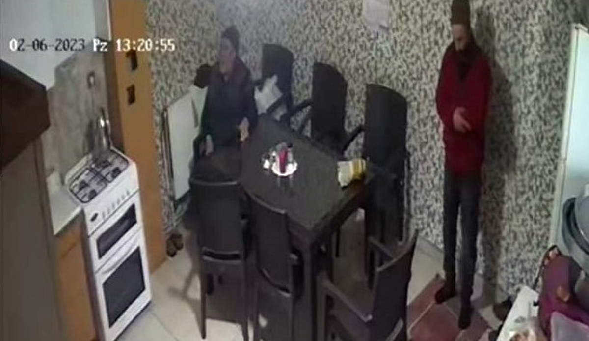 Namaz kılarken depreme yakalandı, kaçmayıp ibadetini tamamladı