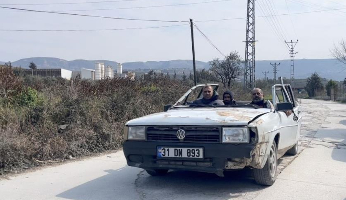 Görenler şaşkın! Enkaz altından kurtardığı yarım otomobilleri ile trafiğe çıktılar: Tehlikeli ama yapacak bir şey yok