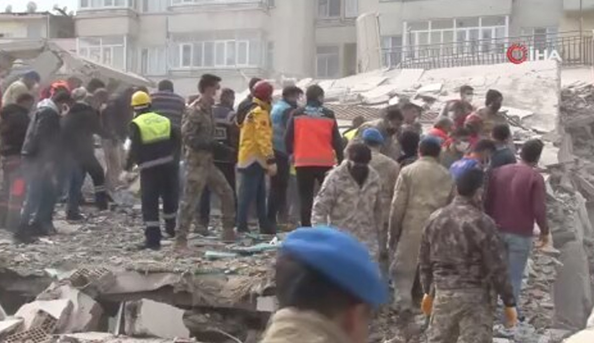 5.6 büyüklüğündeki Malatya depremi sonrası hasarlı bina tamamen çöktü
