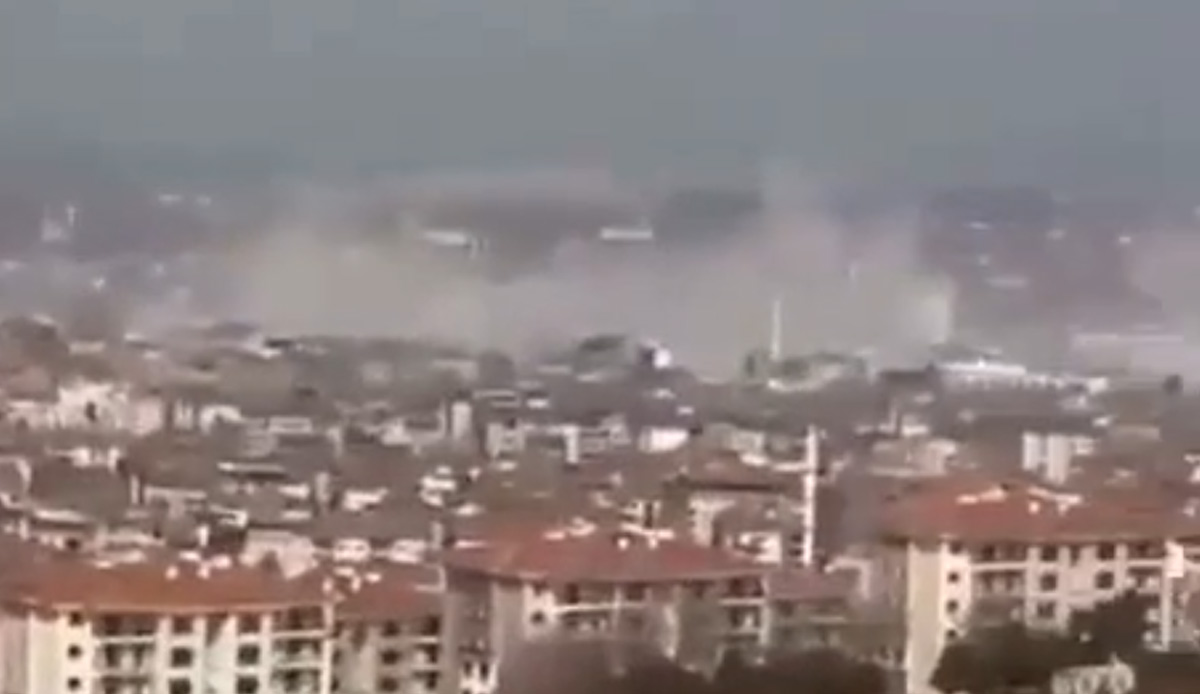 Malatya'da deprem anı: Toz bulutu kameralara böyle yansıdı