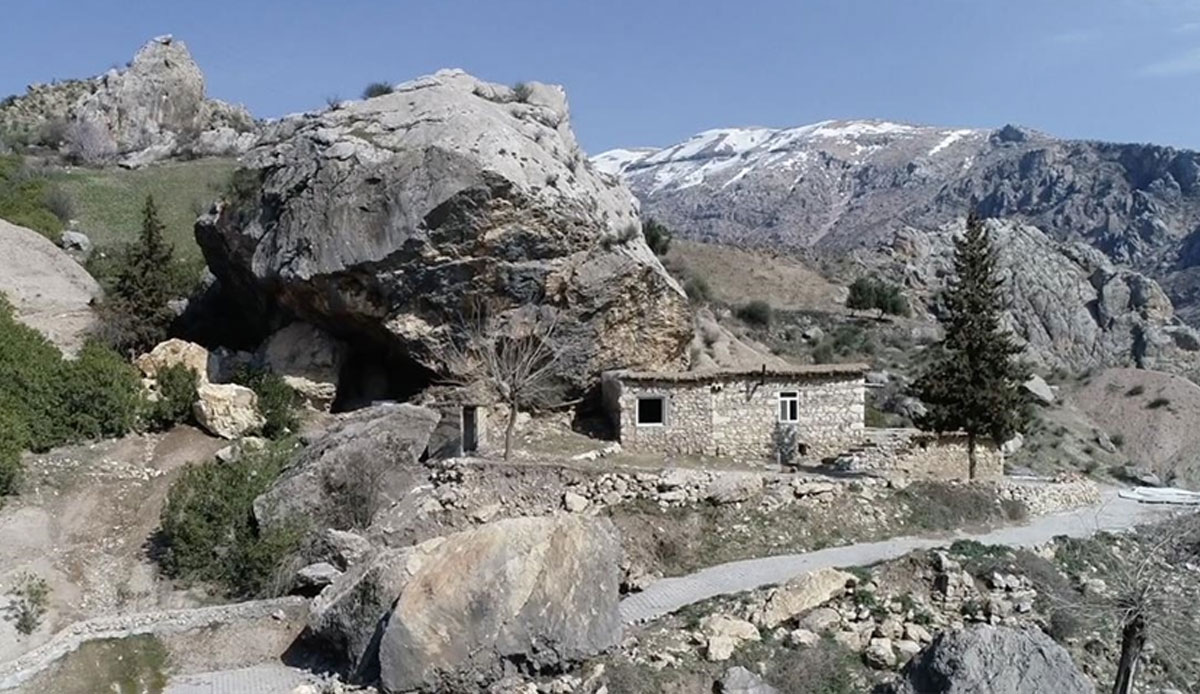 Adıyaman’da depremin ardından ilginç görüntü: Eve çarpan dev kaya parçası ikiye ayrıldı