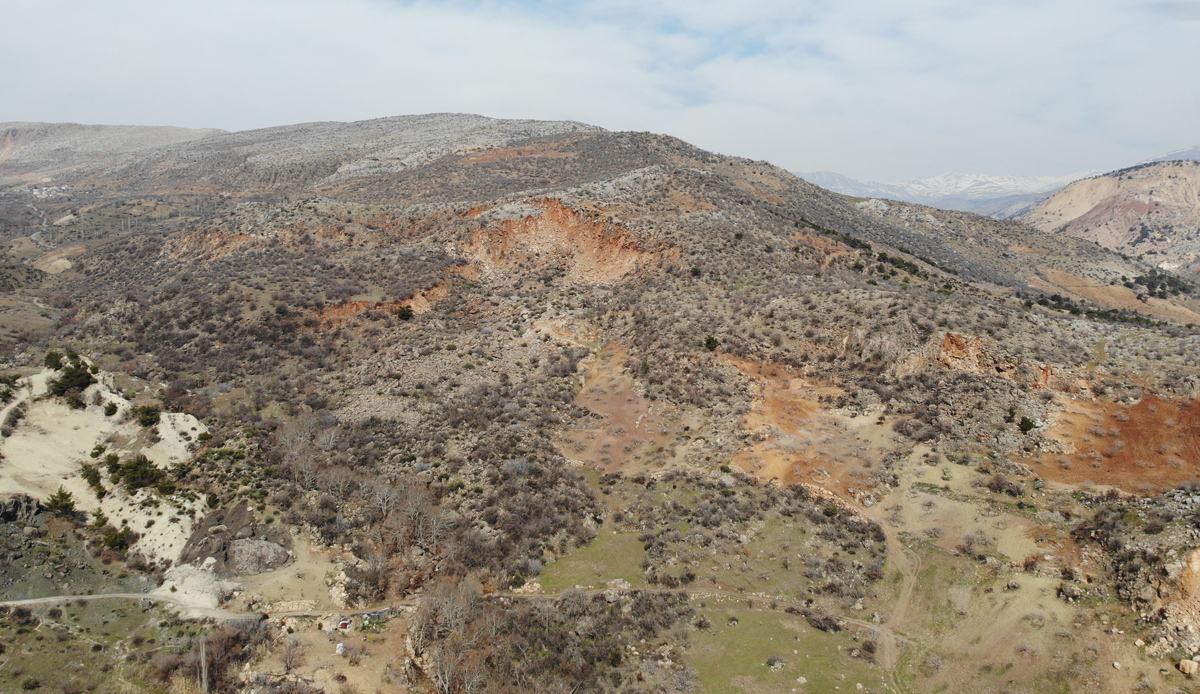 Adıyaman'da deprem dağları yerinden oynattı: Dağlardan kopan parçalar heyelana neden oldu