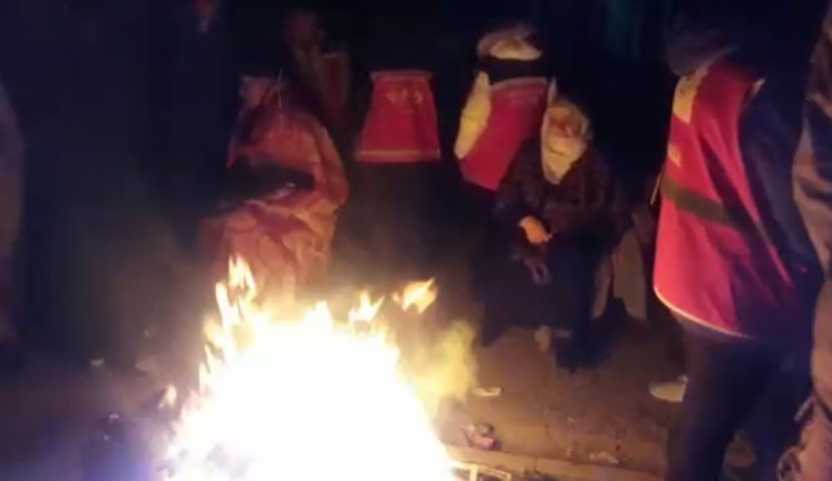 Anne ve babanın en acı bekleyişi: Enkaz başından bir an olsun ayrılmıyorlar