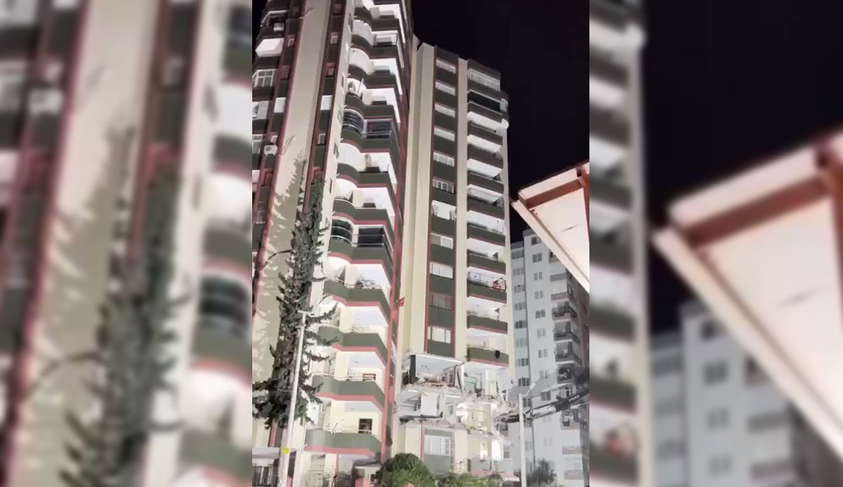 Kolonları zayıflamış 13 katlı bina iş makinesinin tek dokunuşuyla toz duman oldu!