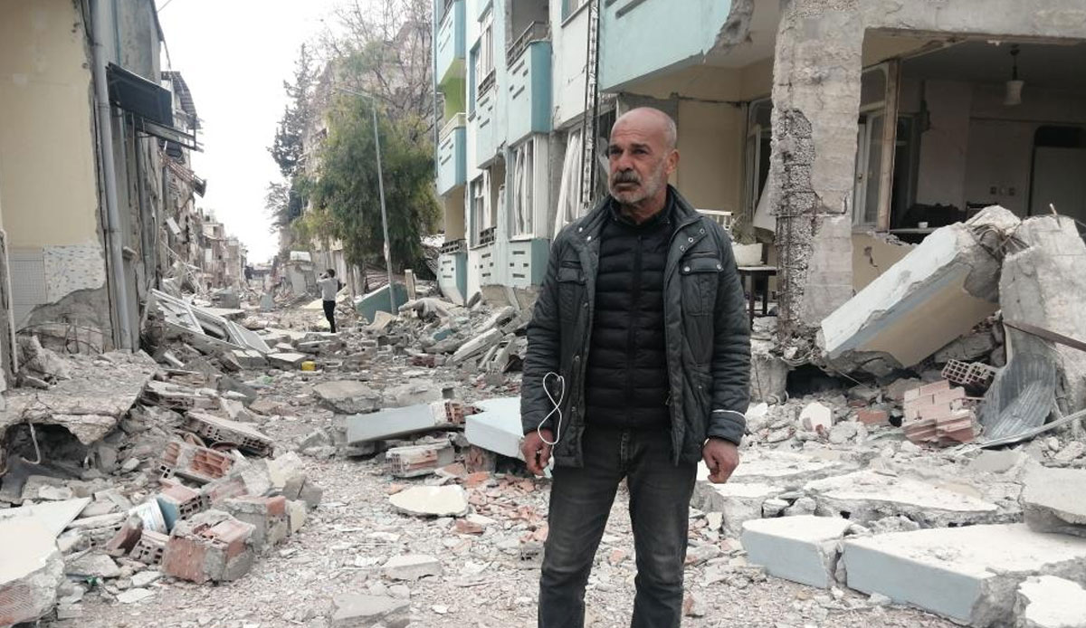 Depremin yıktığı mahalleden sadece muhtar kaldı