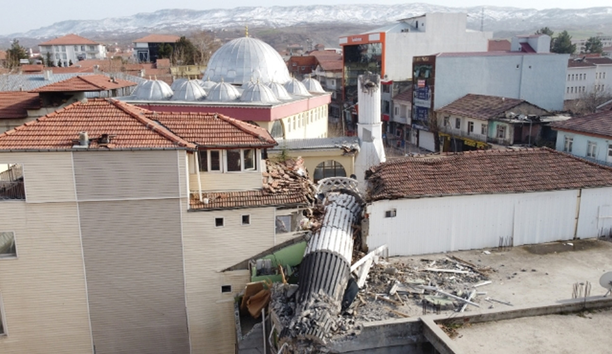 Yıkılan cami minaresi apartmanı ikiye böldü