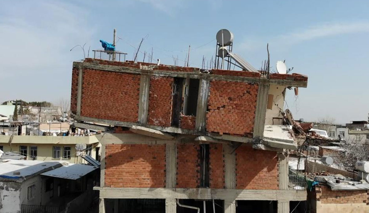 Deprem sonrası ilginç manzara: Üçüncü kat yıkıldı, dördüncü kat yerinde döndü