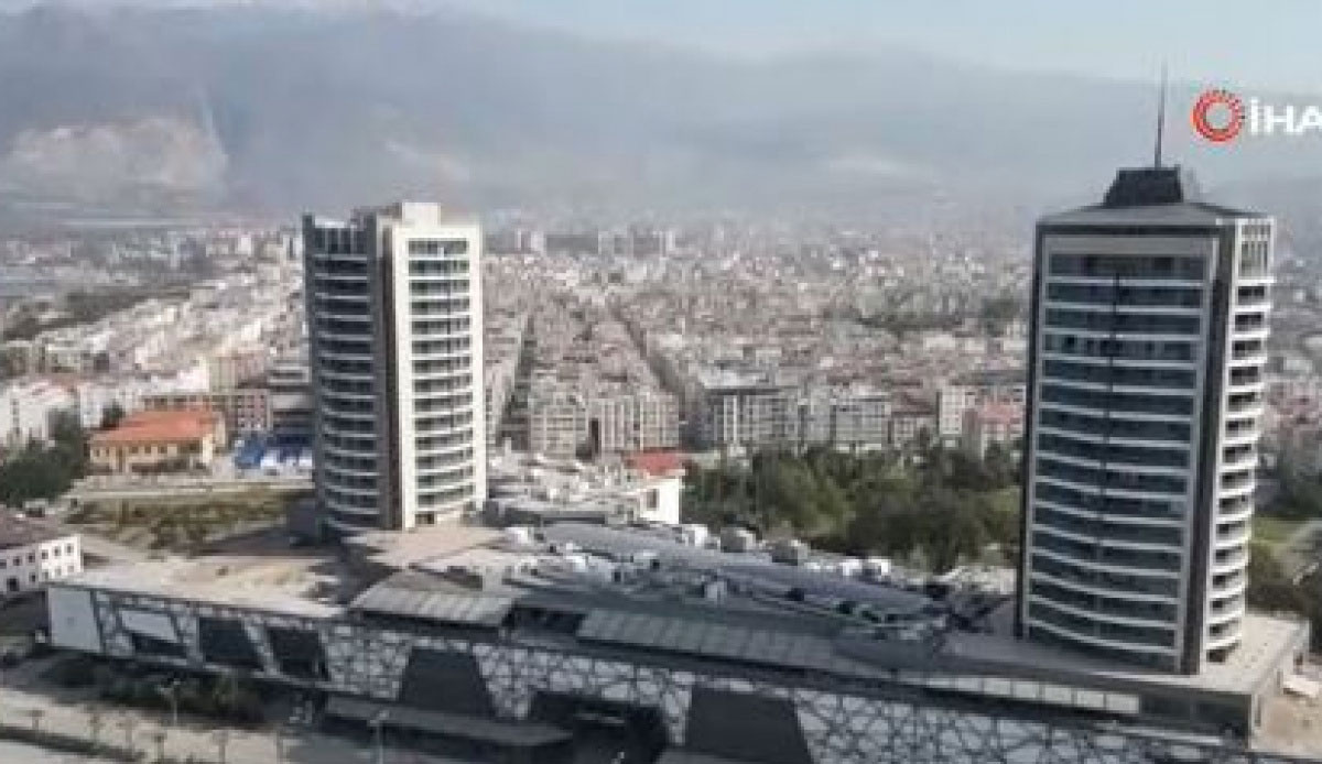 Önündeki yol bile hasar aldı, 19 katlı ve 87 metrelik yapıda yaprak kımıldamadı