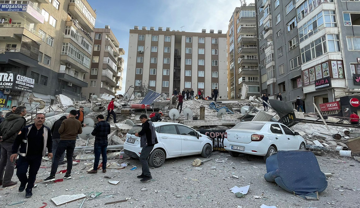 Şanlıurfa'da ağır hasarlı 6 katlı bina çöktü