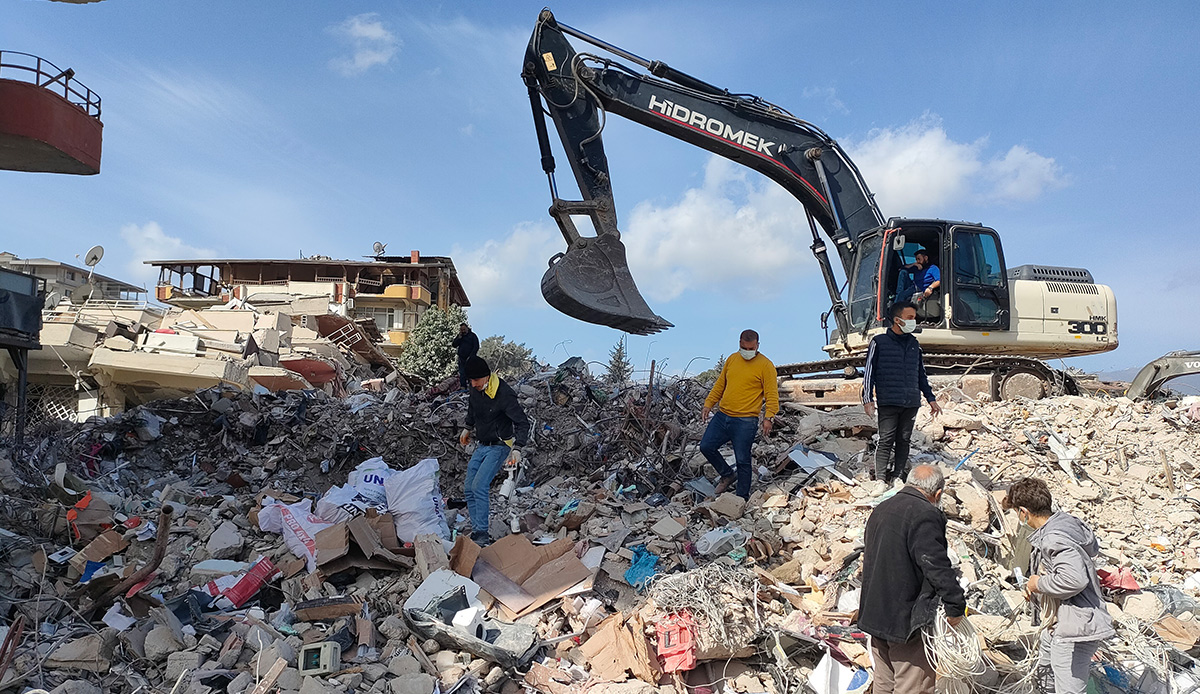 Enkazda 'milyonluk' arayış: Deprem tüm birikimlerini yerle bir etti