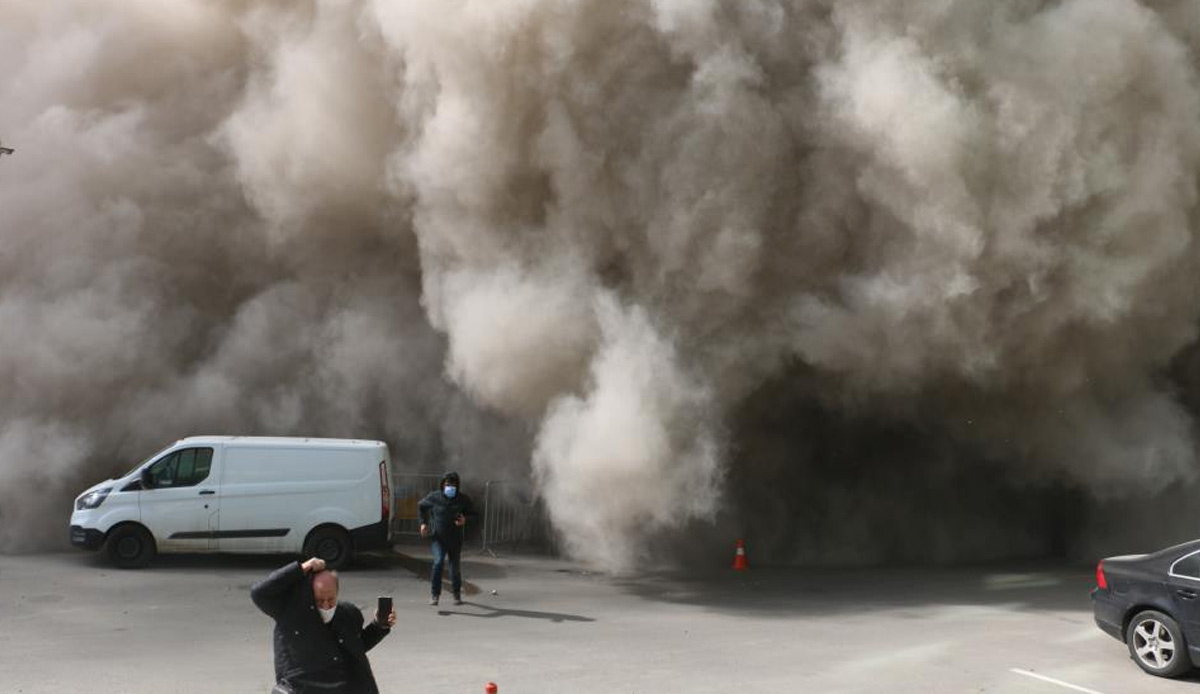 89 kişiye mezar olan Galeria iş merkezi bir dokunuşta yıkıldı: Etrafı toz bulutu kapladı