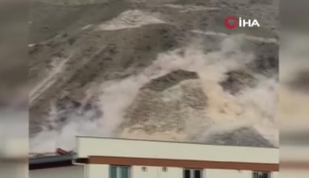 Kayseri 4.7 ile sallandı, Yılanlı Dağı'nda toz dumana karıştı