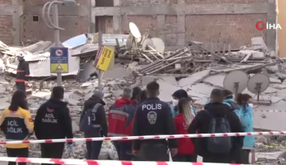 Malatya'da ağır hasarlı 5 katlı bina çöktü