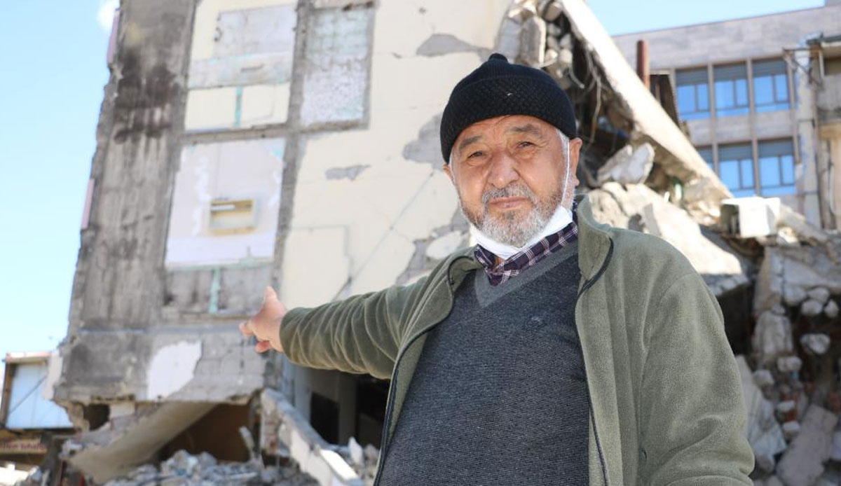 Depremin tozla buz ettiği apartmandan geriye fincan takımı kaldı