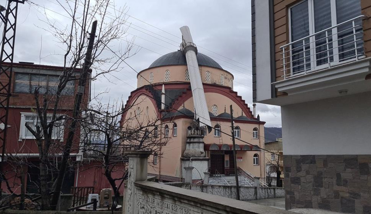 Büyük panik: Kuvvetli rüzgar cami minaresini yıktı!