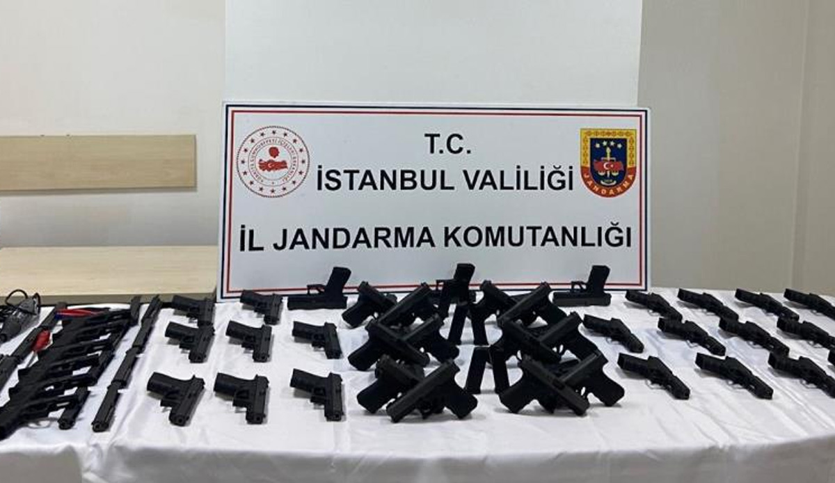 Jandarmadan Pendik'te silah imalathanesine operasyon! Elektrikçi dükkanı gibi görünüyor ama adeta cephanelik