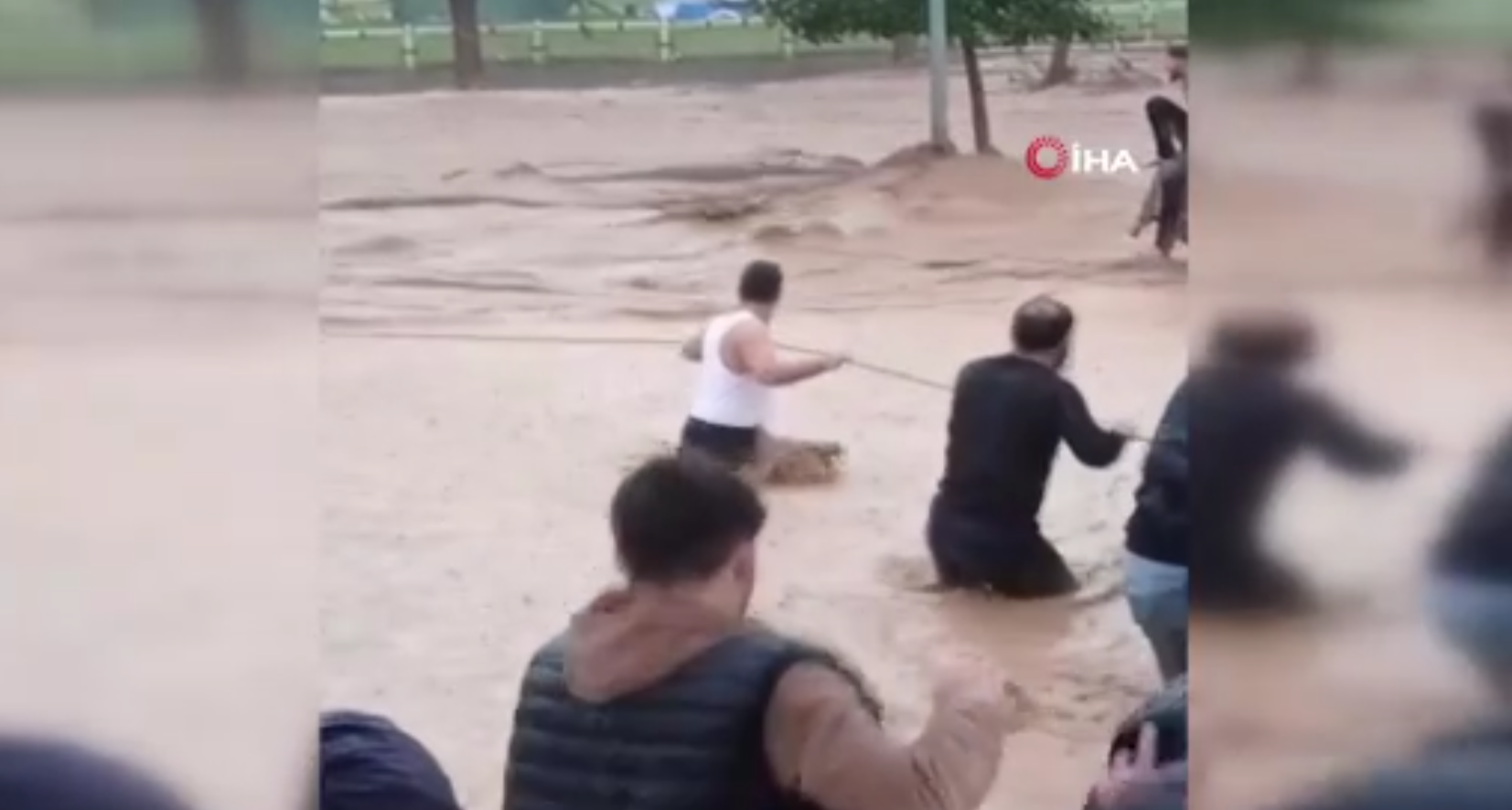 Şanlıurfa'da nefes kesen anlar: Selde mahsur kalanlar iplerle kurtarıldı