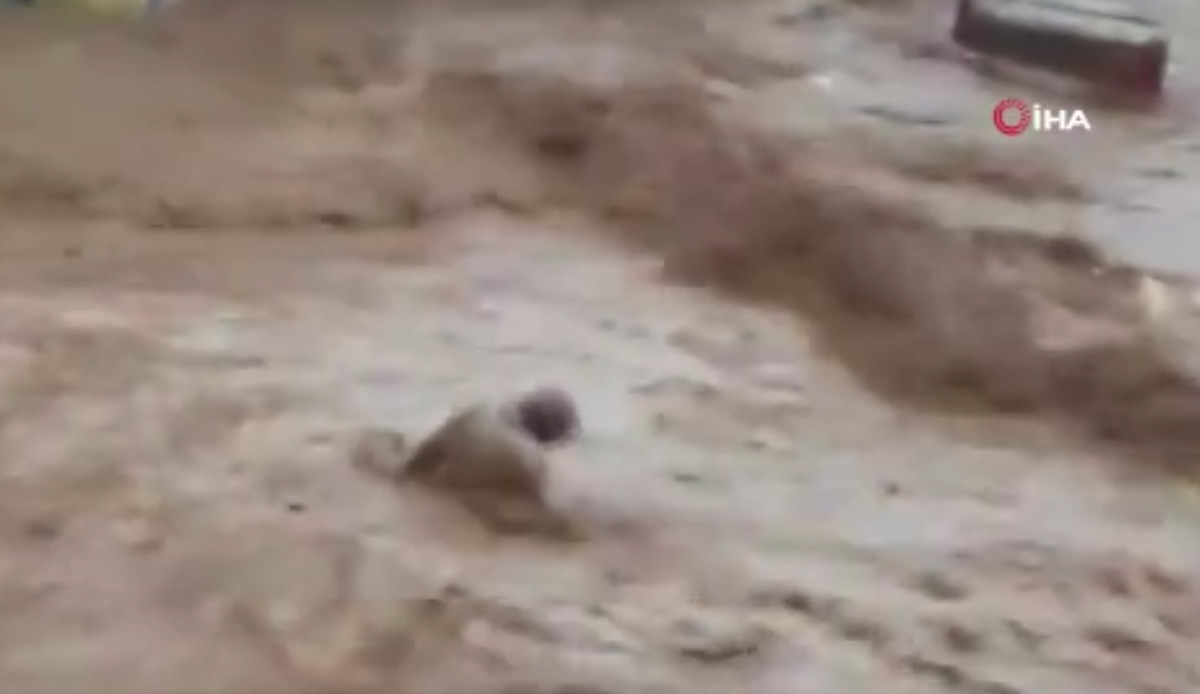 Şanlıurfa'yı vuran sel felaketinde sulara kapılan bir vatandaşın sürüklenme anı anbean kamerada!