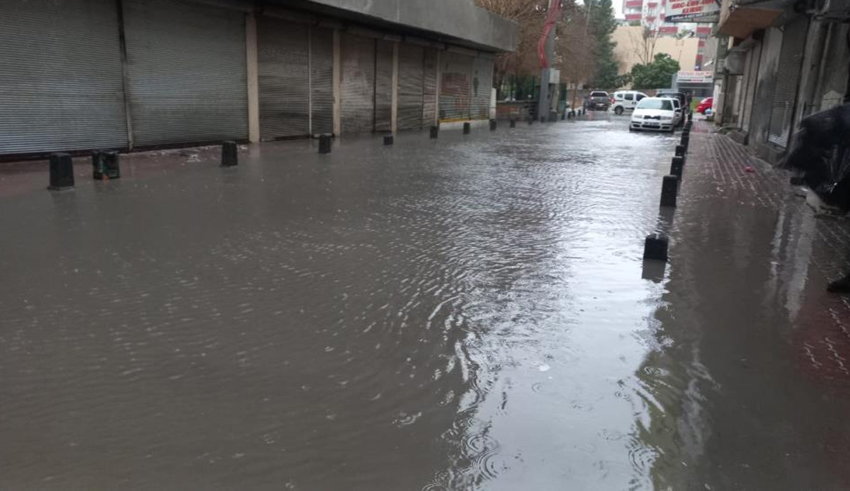 Yağış Mardin'i de etkisi altına aldı: Kızıltepe'de 30 dakikada caddeler göle döndü