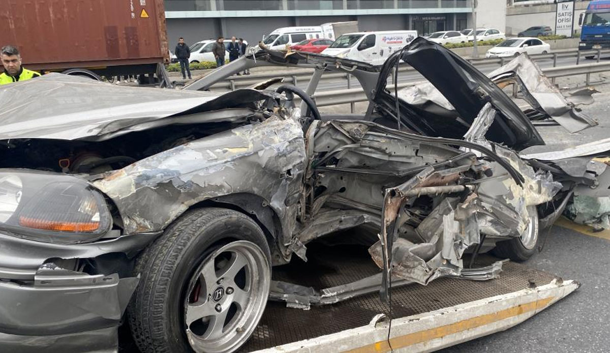 Beylikdüzü’nde feci kaza kamerada: 2 genç hayatını kaybetti